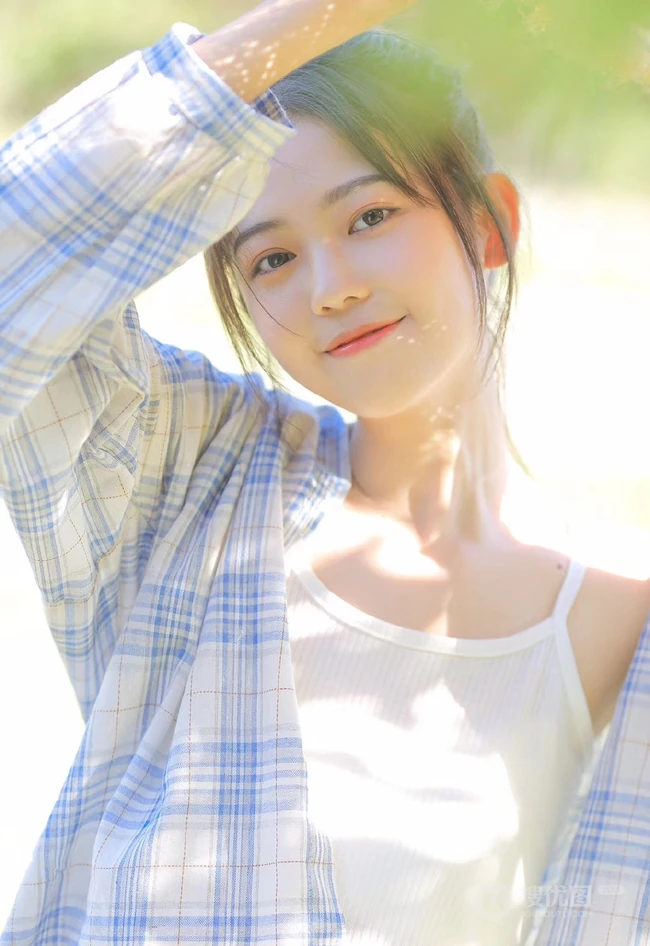 户外草坪里玩水龙头的可爱女生，背心短裤加格子衬衫全湿透，清凉无比