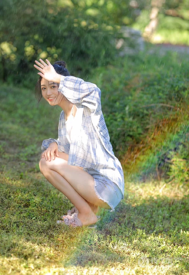 户外草坪里玩水龙头的可爱女生，背心短裤加格子衬衫全湿透，清凉无比