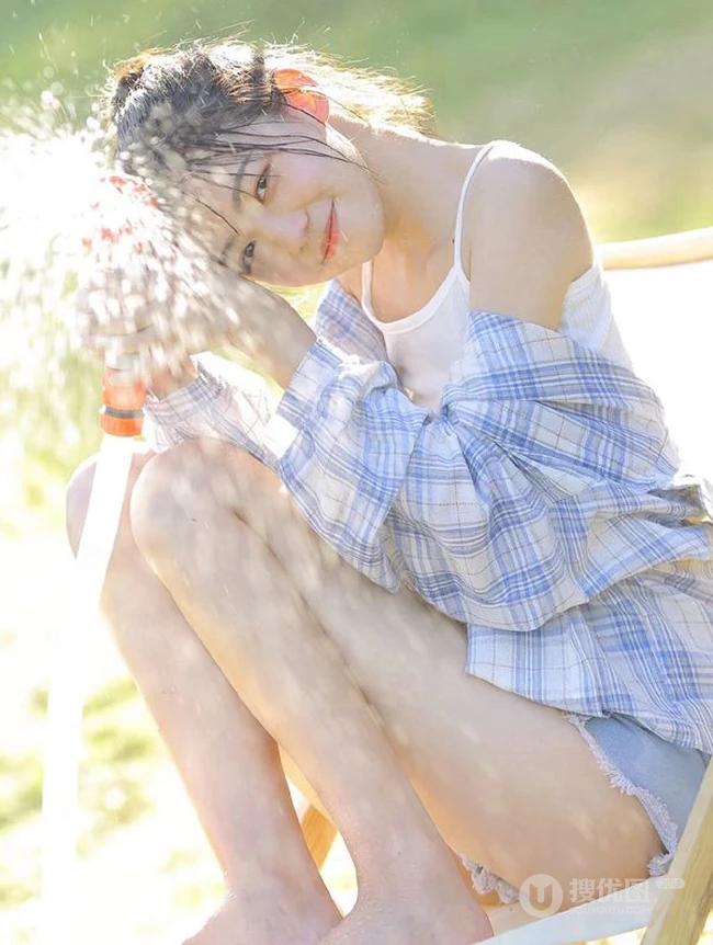 户外草坪里玩水龙头的可爱女生，背心短裤加格子衬衫全湿透，清凉无比