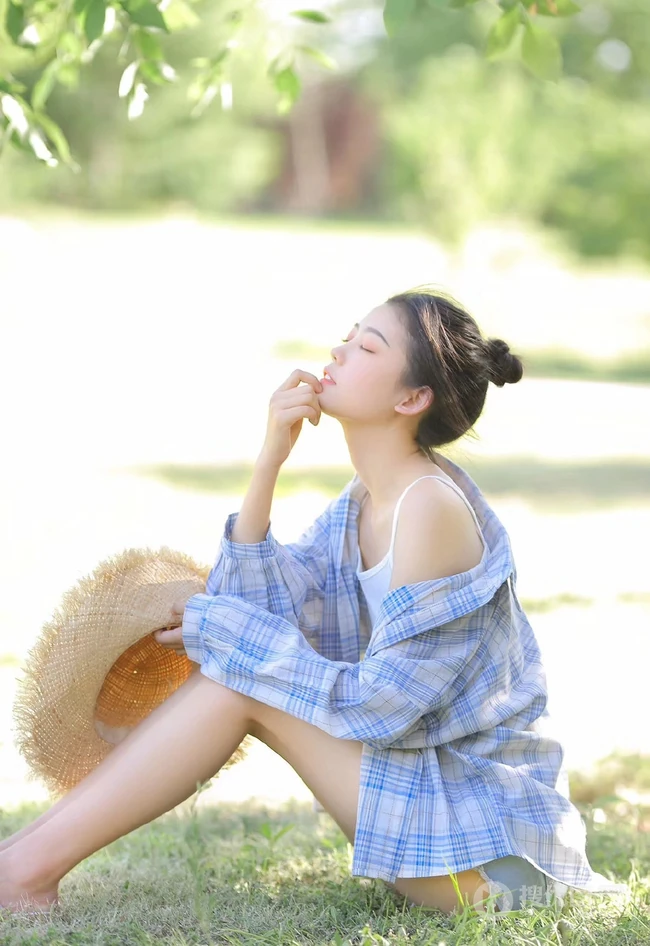 户外草坪里玩水龙头的可爱女生，背心短裤加格子衬衫全湿透，清凉无比