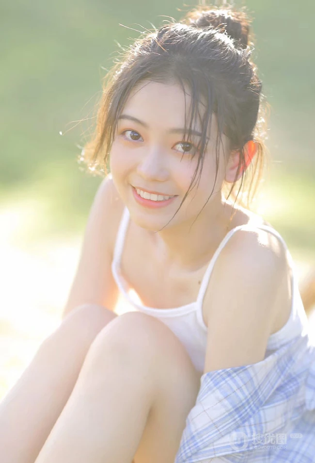 户外草坪里玩水龙头的可爱女生，背心短裤加格子衬衫全湿透，清凉无比