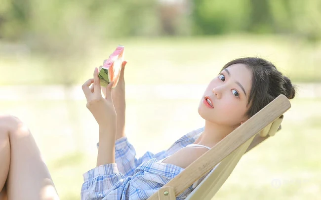 户外草坪里玩水龙头的可爱女生，背心短裤加格子衬衫全湿透，清凉无比