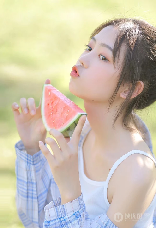 户外草坪里玩水龙头的可爱女生，背心短裤加格子衬衫全湿透，清凉无比