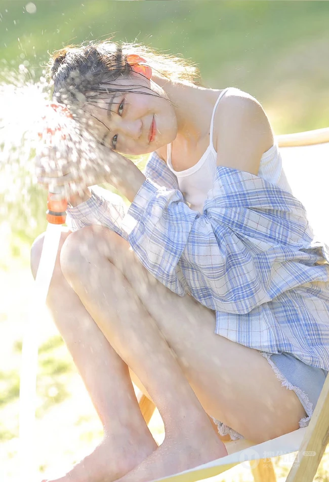 户外草坪里玩水龙头的可爱女生，背心短裤加格子衬衫全湿透，清凉无比