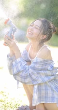 户外草坪里玩水龙头的可爱女生，背心短裤加格子衬衫全湿透，清凉无比