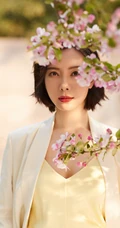 陈数街边花树下唯美浪漫写真图片，美过18岁少女
