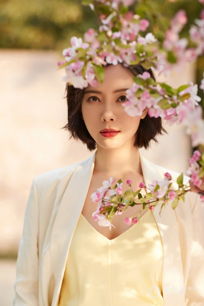 陈数街边花树下唯美浪漫写真图片，美过18岁少女