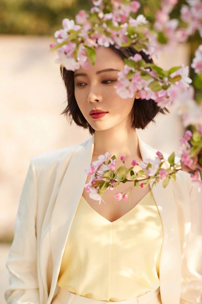 陈数街边花树下唯美浪漫写真图片，美过18岁少女