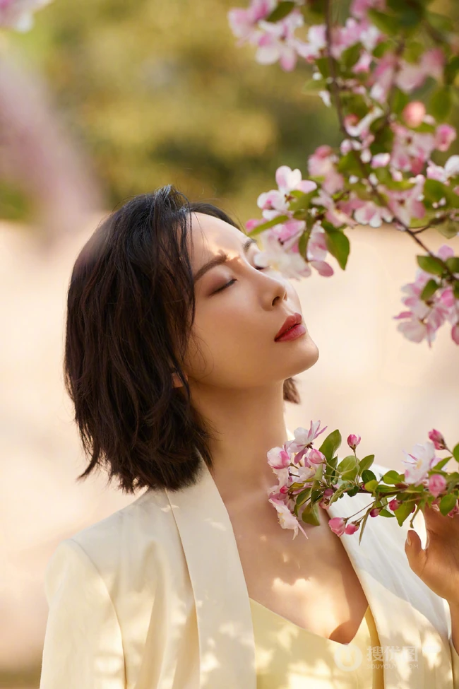 陈数街边花树下唯美浪漫写真图片，美过18岁少女
