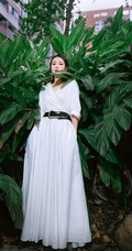 陈紫函清新气质白裙在花叶艳山姜植物前唯美写真图片