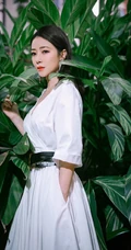 陈紫函清新气质白裙在花叶艳山姜植物前唯美写真图片