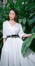 陈紫函清新气质白裙在花叶艳山姜植物前唯美写真图片