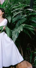 陈紫函清新气质白裙在花叶艳山姜植物前唯美写真图片