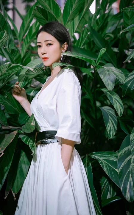 陈紫函清新气质白裙在花叶艳山姜植物前唯美写真图片