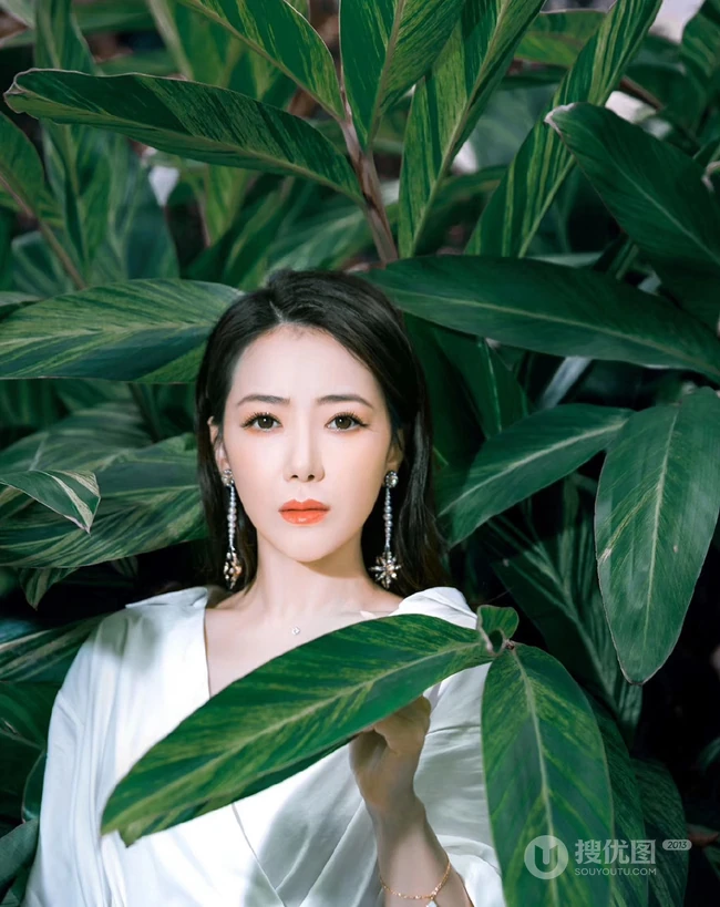 陈紫函清新气质白裙在花叶艳山姜植物前唯美写真图片