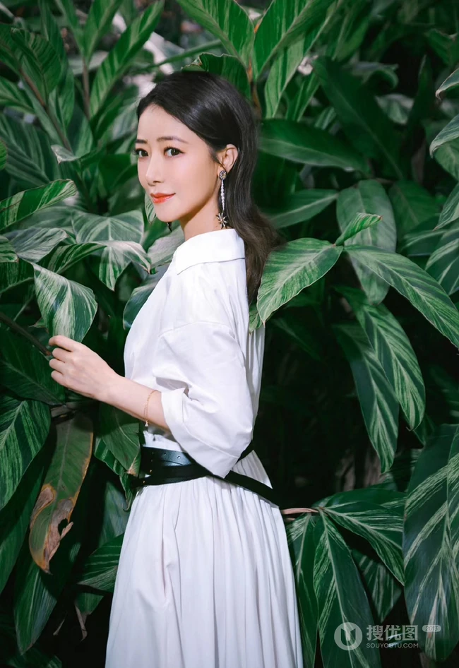 陈紫函清新气质白裙在花叶艳山姜植物前唯美写真图片