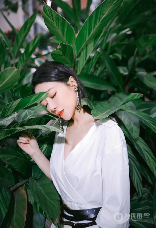 陈紫函清新气质白裙在花叶艳山姜植物前唯美写真图片