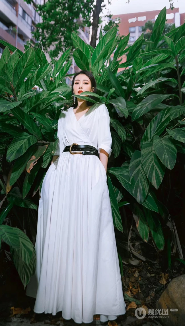 陈紫函清新气质白裙在花叶艳山姜植物前唯美写真图片