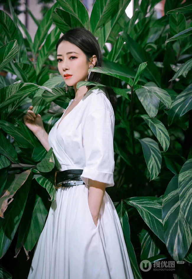 陈紫函清新气质白裙在花叶艳山姜植物前唯美写真图片