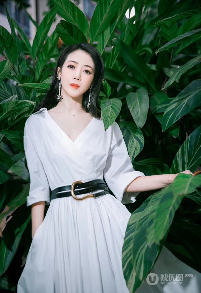 陈紫函清新气质白裙在花叶艳山姜植物前唯美写真图片