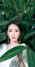 陈紫函清新气质白裙在花叶艳山姜植物前唯美写真图片