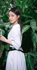 陈紫函清新气质白裙在花叶艳山姜植物前唯美写真图片