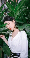 陈紫函清新气质白裙在花叶艳山姜植物前唯美写真图片