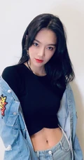 纤细线条女生曾可妮牛杂套装搭短款装黑色T恤酷美写真