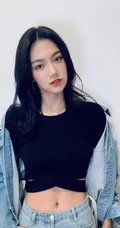纤细线条女生曾可妮牛杂套装搭短款装黑色T恤酷美写真