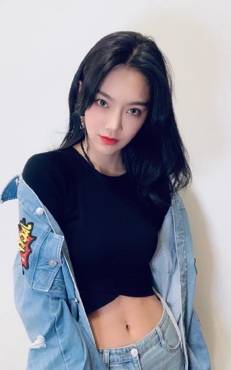 纤细线条女生曾可妮牛杂套装搭短款装黑色T恤酷美写真