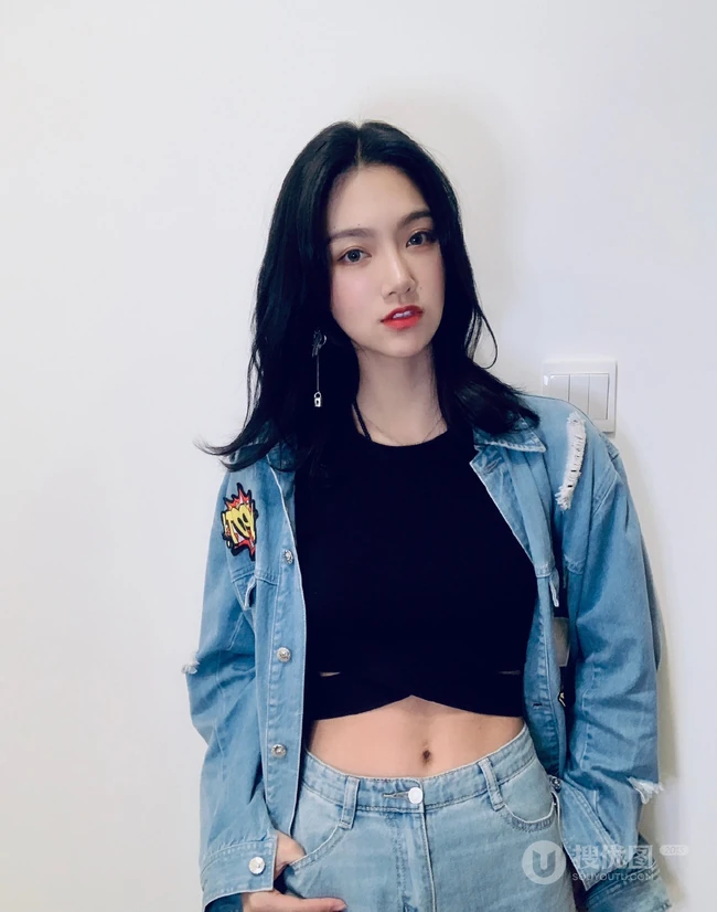 纤细线条女生曾可妮牛杂套装搭短款装黑色T恤酷美写真