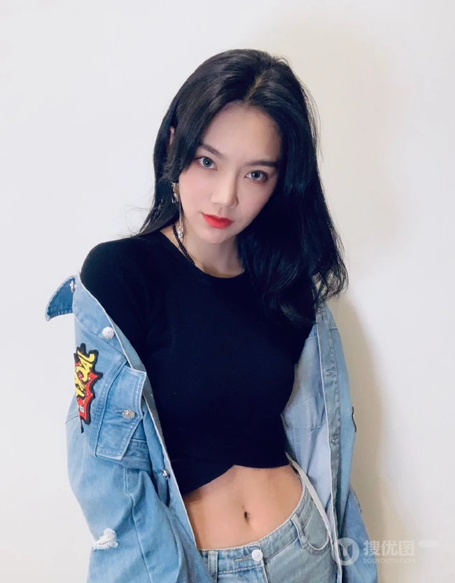 纤细线条女生曾可妮牛杂套装搭短款装黑色T恤酷美写真