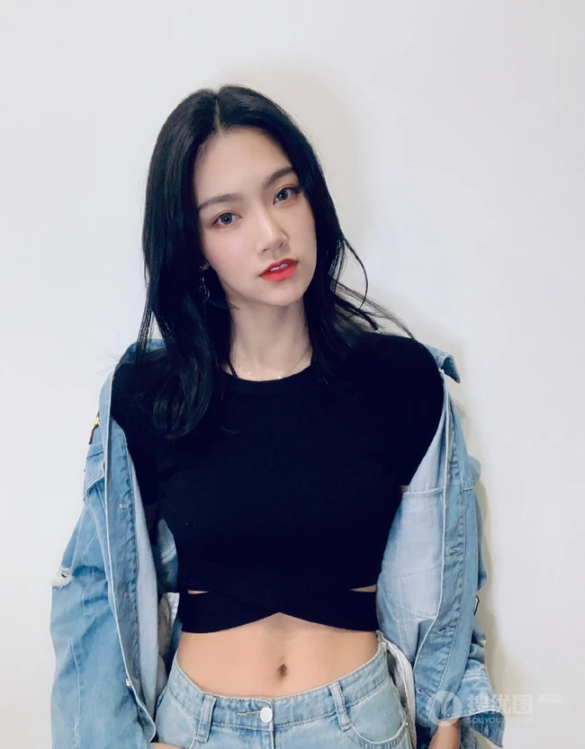 纤细线条女生曾可妮牛杂套装搭短款装黑色T恤酷美写真