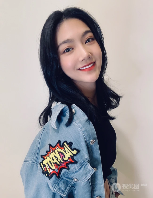 纤细线条女生曾可妮牛杂套装搭短款装黑色T恤酷美写真