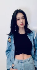 纤细线条女生曾可妮牛杂套装搭短款装黑色T恤酷美写真