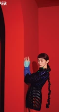 何泓姗超长麻花辫造型复古典雅写真图片
