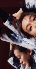 何泓姗超长麻花辫造型复古典雅写真图片