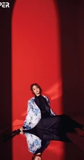 何泓姗超长麻花辫造型复古典雅写真图片