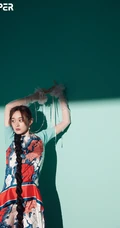 何泓姗超长麻花辫造型复古典雅写真图片