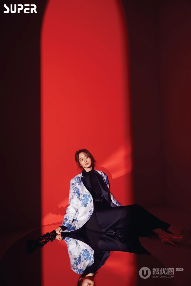 何泓姗超长麻花辫造型复古典雅写真图片