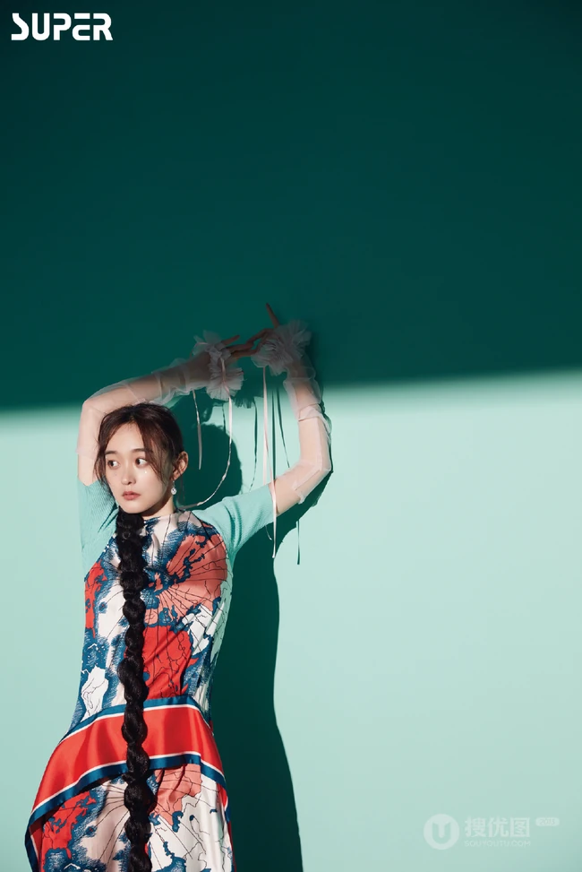 何泓姗超长麻花辫造型复古典雅写真图片