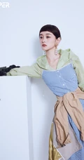 何泓姗超长麻花辫造型复古典雅写真图片