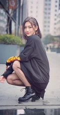 曾可妮黑衣网袜加高跟街拍写真，街拍网袜最动人