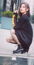 曾可妮黑衣网袜加高跟街拍写真，街拍网袜最动人