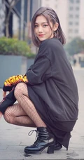 曾可妮黑衣网袜加高跟街拍写真，街拍网袜最动人