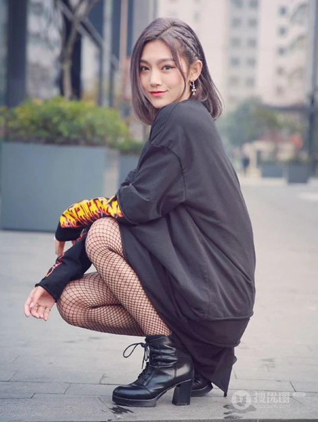 曾可妮黑衣网袜加高跟街拍写真，街拍网袜最动人