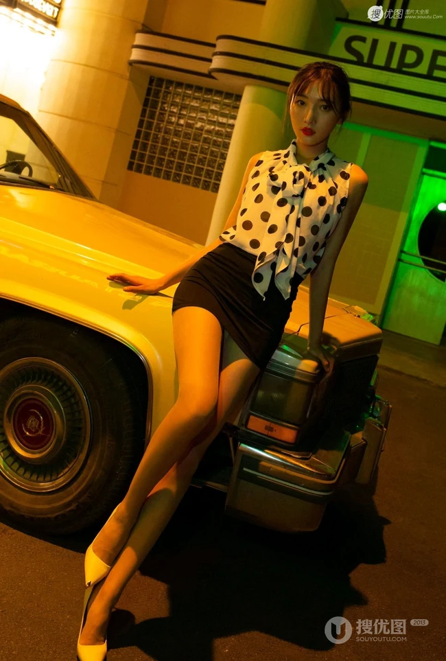 夜景路灯下的香车美人陆萱萱超高清紧身短裙袜装高跟街拍写真图集