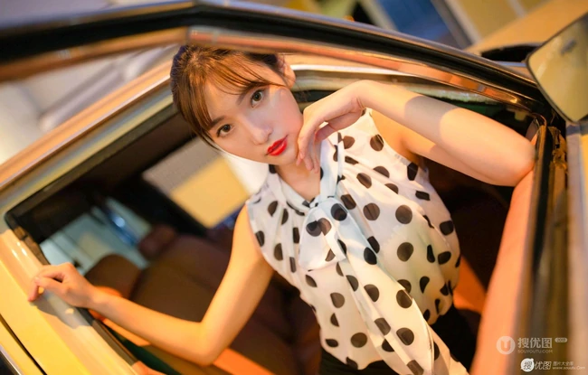 夜景路灯下的香车美人陆萱萱超高清紧身短裙袜装高跟街拍写真图集
