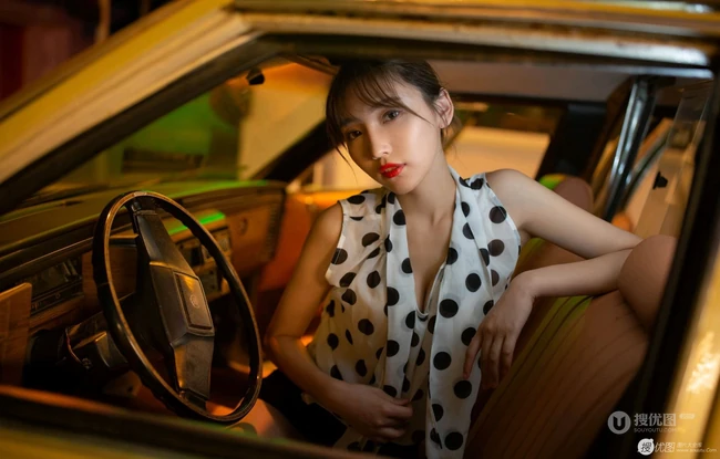 夜景路灯下的香车美人陆萱萱超高清紧身短裙袜装高跟街拍写真图集
