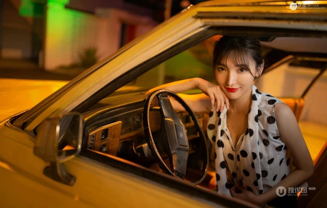 夜景路灯下的香车美人陆萱萱超高清紧身短裙袜装高跟街拍写真图集